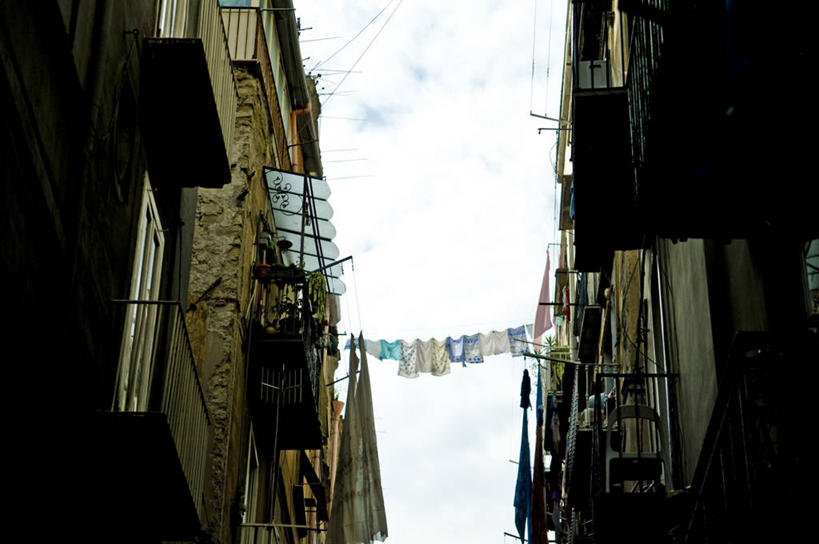 无人,横图,室外,白天,仰视,阳台,吊挂,悬挂,公寓,挂,干净,洗衣服,衣服,晾衣服,摄影,彩图,低角度拍摄