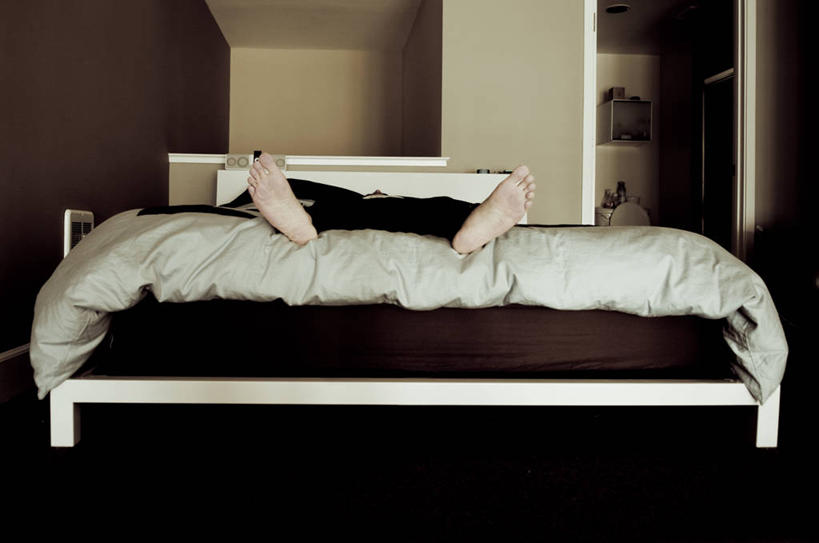 成年人,一个人,横图,室内,白天,床,卧室,美国,仅一个男性,赤脚,放松,人体,摄影,部分,足,棉被,睡觉,仰卧,彩图