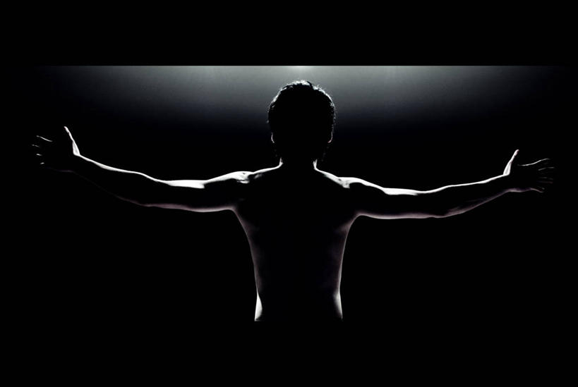 成年人,一个人,横图,黑白,仅一个男性,黑色背景,裸露,背面,人体,摄影,伸出,裸,逆光,灵性,手臂,半身,影棚拍摄