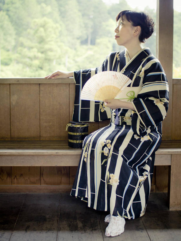 东方人,成年人,中年人,老年人,一个人,坐,竖图,室外,白天,侧面,亚洲,仅一个男性,仅一个人,仅一个中年男性,和服,日本文化,长椅,拿着,黄种人,日本人,放松,摄影,京都府,发髻,亭台楼阁,男人,男性,中年男性,亚洲人,彩图