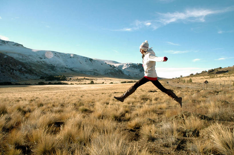 成年人,一个人,跳,横图,室外,白天,侧面,自由,幸福,帽子,阿根廷,仅一个年轻女性,仅一个女性,仅一个人,地形,半空,休闲装,活力,摄影,编织帽,巴里洛切,无忧无虑,年轻女性,女人,女性,年轻人,彩图,欢乐