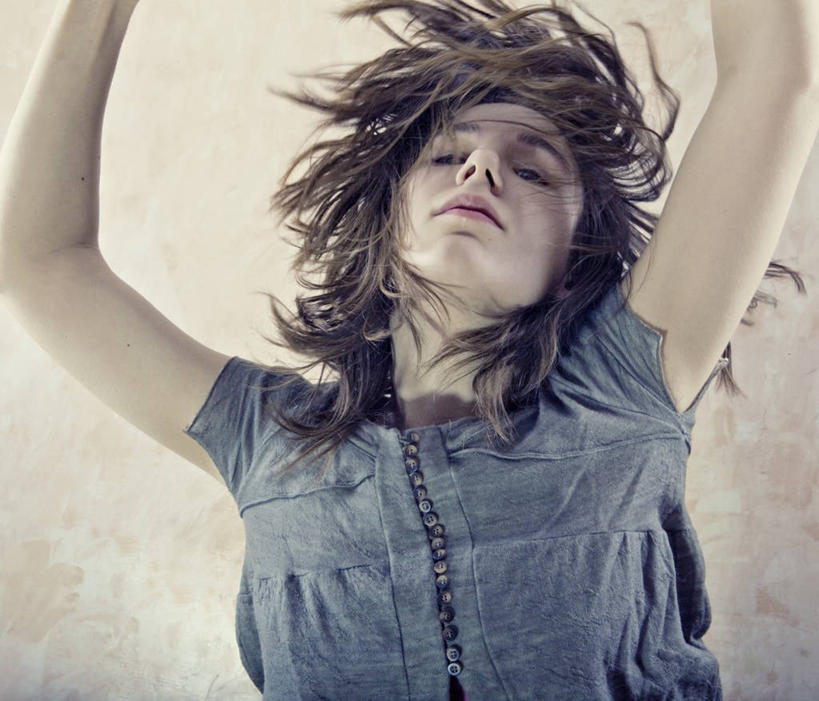 成年人,头发,一个人,跳,举,横图,欣喜若狂,西班牙,巴塞罗那,仅一个年轻女性,仅一个女性,仅一个人,黄色背景,服装,光线,光芒,衣服,托,思考,短袖,金色,放松,摄影,服饰,衣着,穿着,肖像,衣饰,年轻女性,女人,女性,年轻人,长发,举起,举手,举着,向上举,向上伸,向上托,仰头,半身,彩图,影棚拍摄,乱发