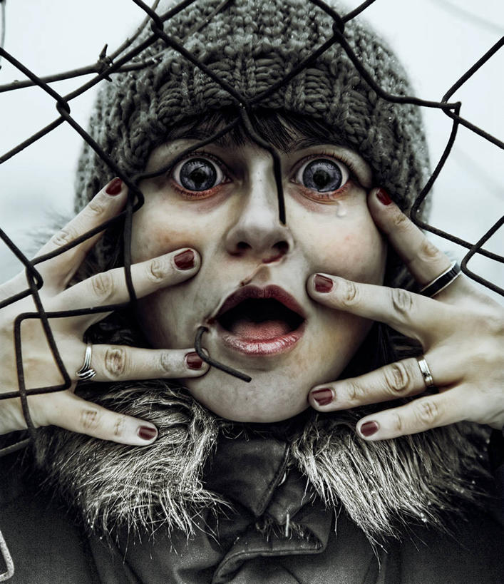 西方人,成年人,中年人,脸,头,脸颊,一个人,哭,竖图,室外,特写,白天,正面,帽子,欧洲,波兰,欧洲人,仅一个女性,仅一个人,生锈,网,栅栏,大喊,数码合成,肩膀,张嘴,仅一个中年女性,手指,人体,摄影,腐蚀,侵蚀,伤口,恐怖,痛苦,肖像,张大嘴巴,编织帽,腐化,畸形,锈迹斑斑,克拉科夫,小波兰省,恐惧,危险,女人,女性,中年女性,白种人,头部,脸部,脸蛋,面部,嘴唇,张开嘴,触摸,彩图,冬衣