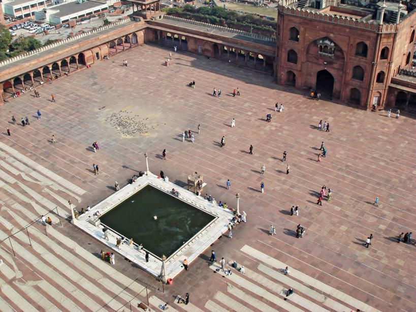 横图,俯视,室外,白天,旅游,建筑,印度,行人,游客,游人,大门,庭院,首都,许多人,路人,旅客,一群人,摄影,要塞,印度文化,阿格拉城堡,过客,德里,彩图,高角度拍摄