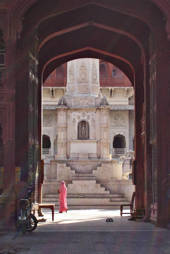 成年人,一个人,竖图,室外,白天,建筑,街道,日光,印度,仅一个女性,拱门,摄影,印度文化,纱丽,德里,步行,彩图