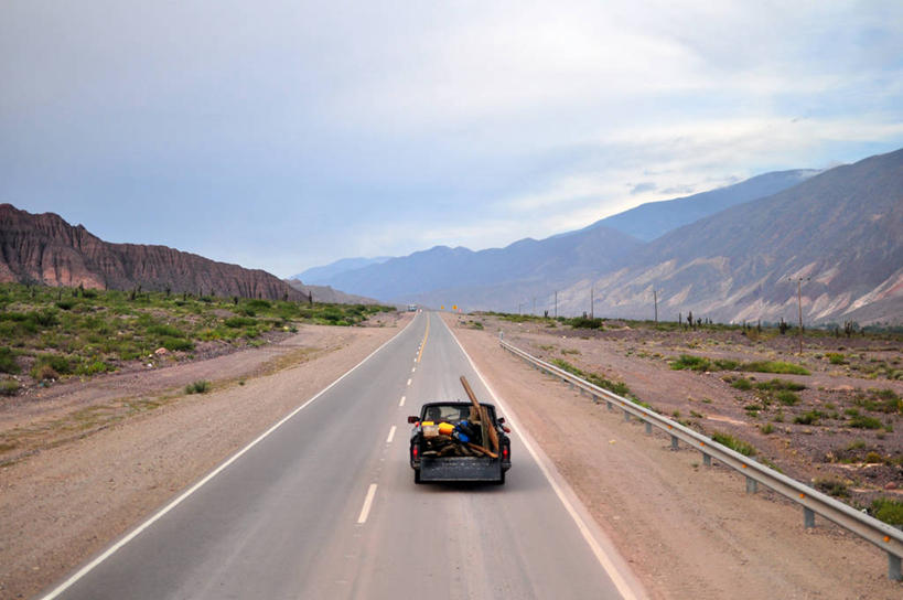 无人,横图,俯视,室外,白天,旅游,度假,探险,美景,山脉,公路,阿根廷,地平线,景观,辽阔,地面,娱乐,背面,风景,自然,享受,休闲,广阔,景色,放松,运输,摄影,一望无际,自驾游,自然风光,延伸,透视图,天地相交,无边无际,一马平川,萨尔塔省,冒险,彩图,高角度拍摄,皮卡车