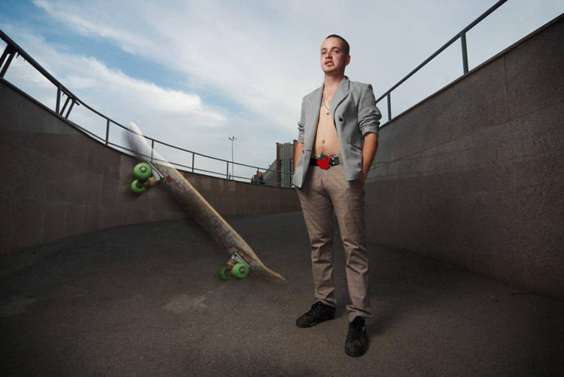 西方人,成年人,一个人,栏杆,站,横图,室外,白天,衬衫,多云,欧洲,俄罗斯,欧洲人,仅一个男性,仅一个人,裤子,混凝土,休闲装,飞,仅一个年轻男性,放松,摄影,滑板,肖像,手插袋,想法,男人,男性,年轻男性,白种人,年轻人,插兜,手插兜,彩图,滑板运动,手抄兜,态度