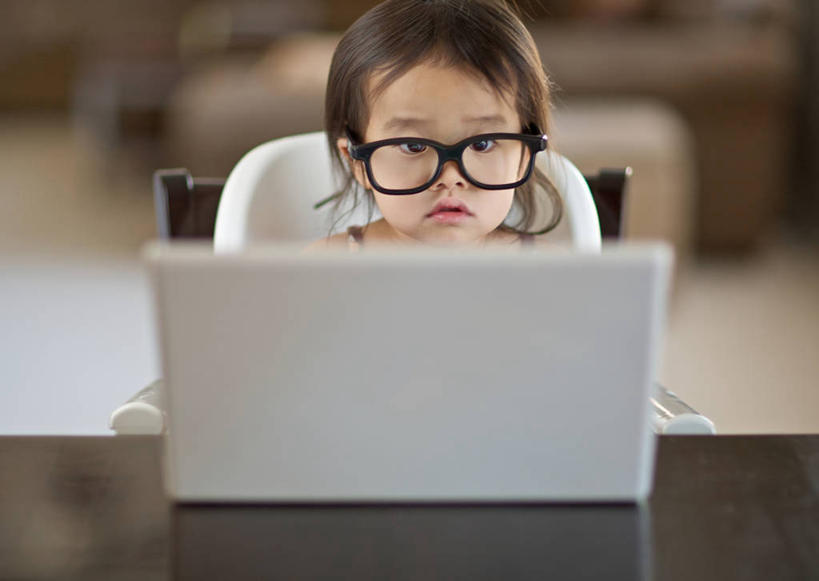 儿童,一个人,坐,横图,室内,纯洁,笔记本电脑,技术,仅一个女性,仅一个人,敲打,眼镜,高脚椅,输入,小孩,打字,仅一个小孩,可爱,童年,童趣,摄影,头像,点击,幽默,敲击,专心,忙碌,童真,烂漫,无邪,无线电技术,技能,天真,按键,女孩,女人,女性,孩子,彩图,女生,幼儿