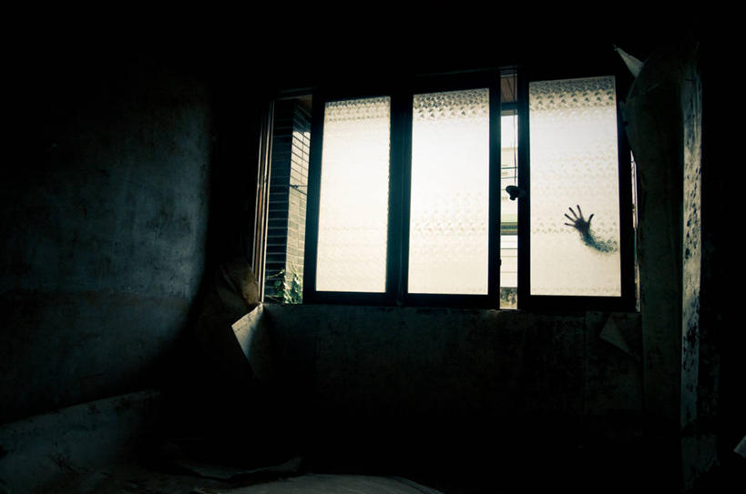 手,手掌,一个人,横图,室外,夜晚,窗户,韩国,废弃,房屋,人体,摄影,肮脏,部分,照亮,销毁,剪影,邋遢,龌龊,污秽,惊骇,烧毁,触摸,彩图