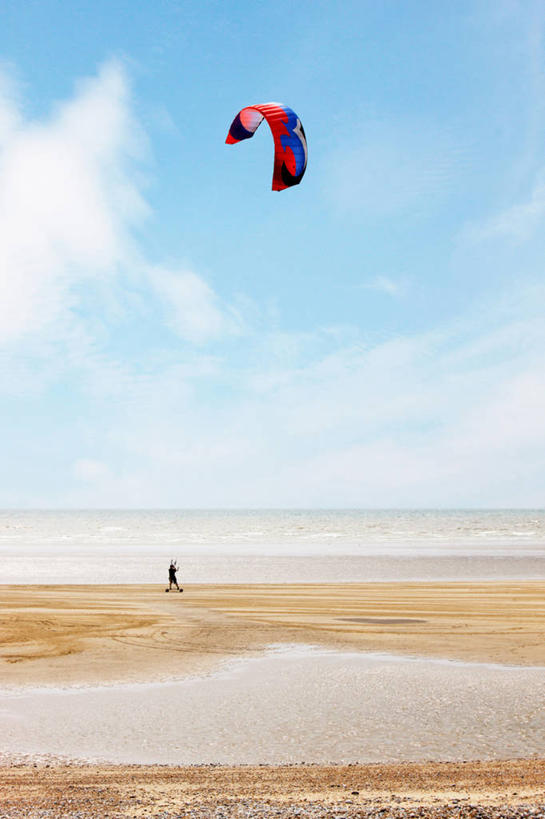 一个人,拉,竖图,室外,白天,度假,海洋,风,英国,沙子,水平线,云,半空,摄影,冲浪风筝,苏塞克斯,海滩,休闲活动,步行,彩图