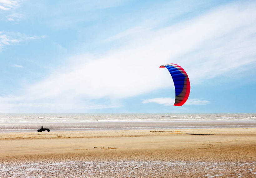 拉,横图,室外,白天,度假,海洋,风,摩托车,英国,沙子,水平线,云,半空,摄影,冲浪风筝,苏塞克斯,海滩,休闲活动,彩图