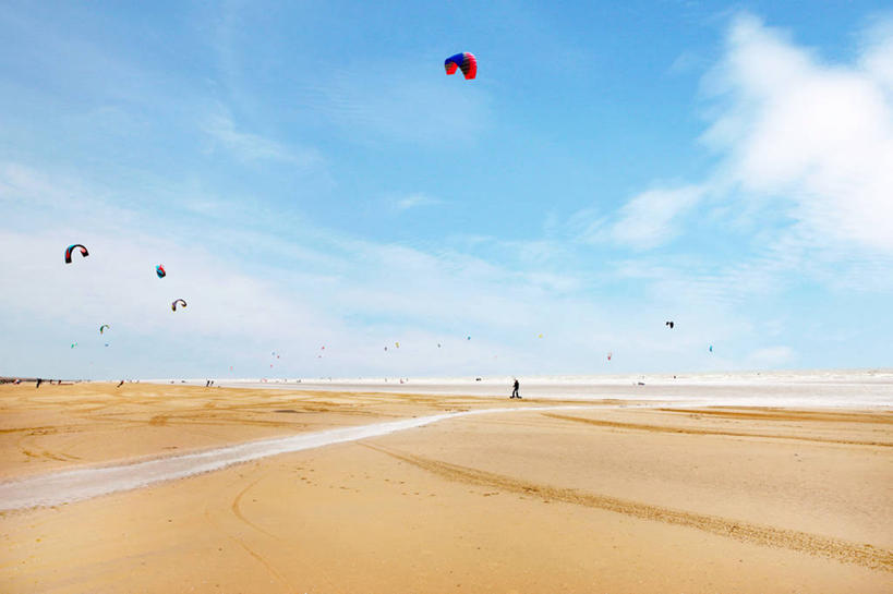 横图,室外,白天,度假,海洋,风,英国,许多,沙子,水平线,云,很多,半空,风景,摄影,冲浪风筝,苏塞克斯,海滩,休闲活动,彩图