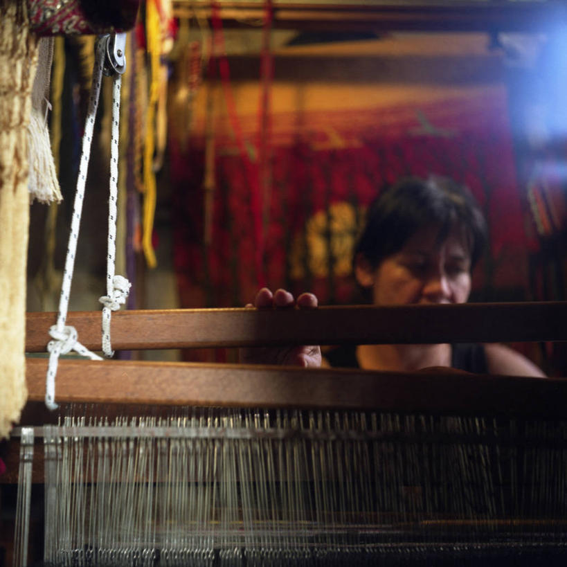 西方人,成年人,中年人,老年人,脸,头,脸颊,一个人,方图,室内,白天,镜头眩光,欧洲,欧洲人,仅一个女性,仅一个人,肩膀,纺织,工艺品,仅一个中年女性,摄影,制造,手艺,工匠,织机,老年女性,女人,女性,中年女性,白种人,头部,脸部,脸蛋,面部,彩图,传统文化,纺织工业