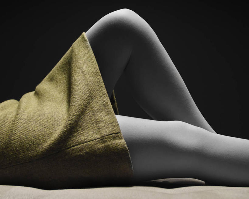 成年人,腿,一个人,横图,分离着色,特写,侧面,仅一个年轻女性,仅一个女性,仅一个人,黑色背景,褐色,米色,放松,人体,摄影,部分,裤袜,迷你裙,年轻女性,女人,女性,年轻人,仰卧,彩图,影棚拍摄