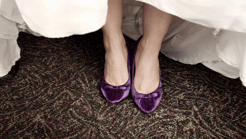 成年人,腿,一个人,新娘,横图,室内,特写,白天,婚纱,婚礼,时尚,地毯,鞋子,美国,仅一个年轻女性,仅一个女性,仅一个人,紫色,人体,摄影,简单,新墨西哥,阿尔伯克基,年轻女性,女人,女性,年轻人,彩图