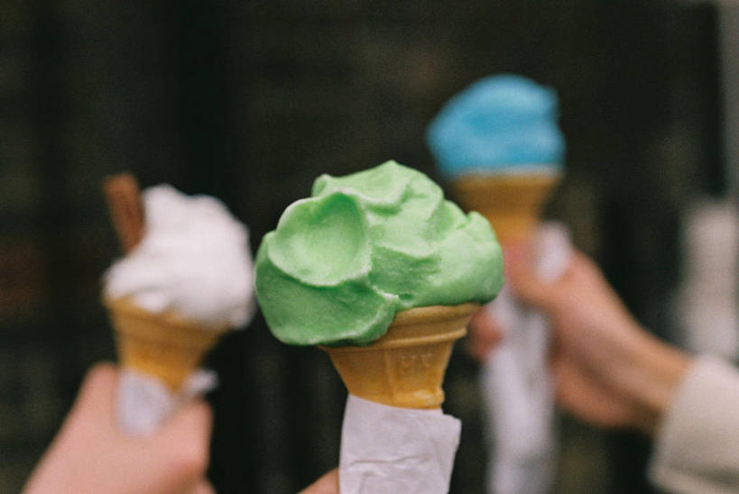 手,三个人,横图,室外,特写,白天,英国,首都,拿着,英格兰,三个,绿色,夏天,冰淇淋,人体,摄影,多样,部分,清新,彩图,冰淇淋蛋卷