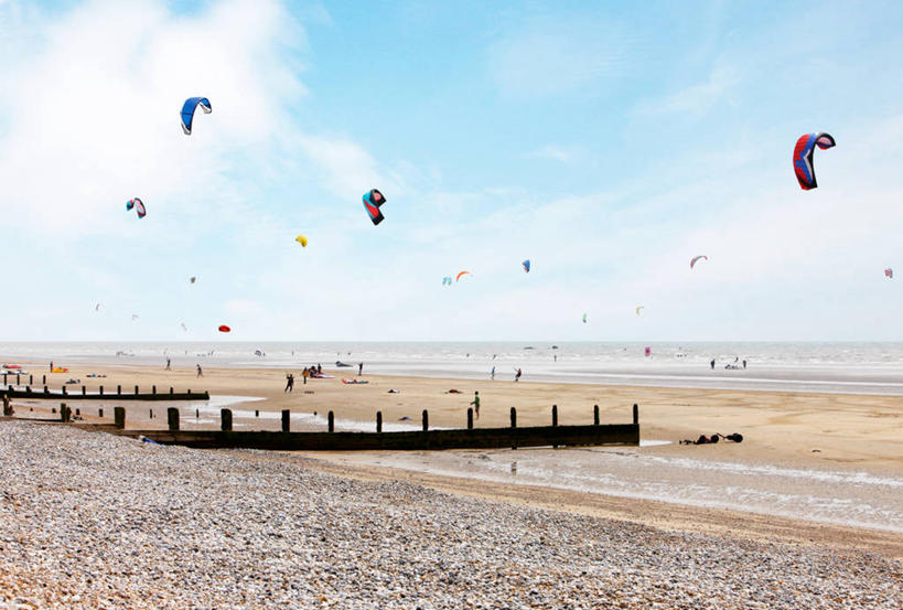 横图,室外,白天,度假,运动,海洋,英国,沙子,水平线,半空,设备,飞,物品,风景,自然,摄影,环境,积雨云,冲浪风筝,苏塞克斯,海滩,休闲活动,彩图