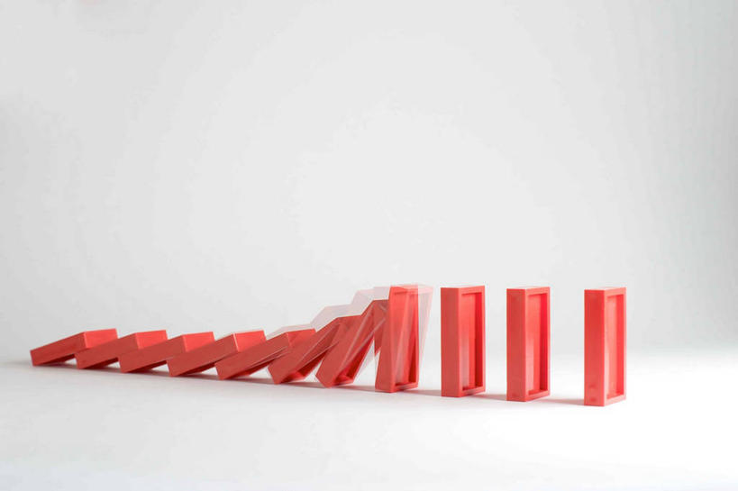 无人,横图,留白,白色背景,重复,风险,一排,整齐,骨牌,排列,红色,摄影,落下,撞击,队列,问题,彩图,影棚拍摄