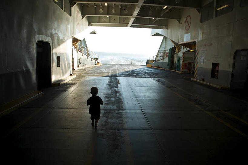 婴儿,儿童,一个人,横图,室内,白天,纯洁,寂寞,日光,美国,仅一个人,小孩,可爱,童年,摄影,活泼,渡轮,宝宝,透视图,剪影,纯真,烂漫,无邪,华盛顿州,伶俐,天真,危险,孩子,步行,彩图,独处