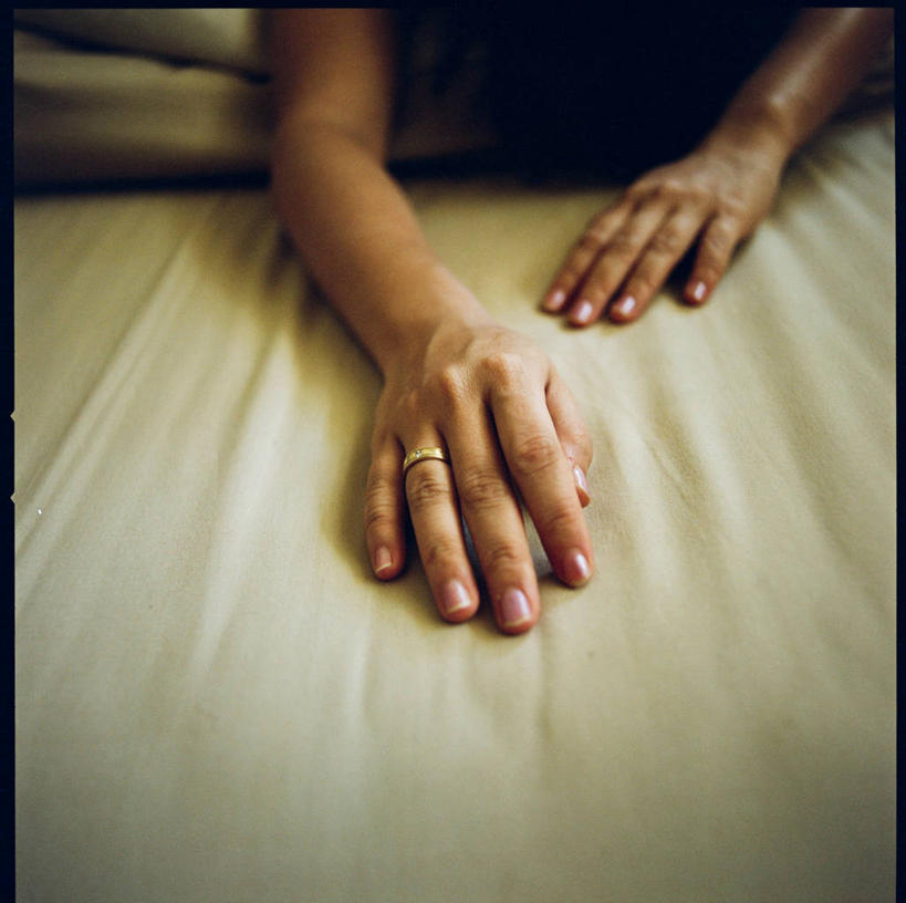 成年人,中年人,一个人,横图,俯视,室内,白天,正面,仅一个女性,仅一个人,床单,仅一个中年女性,伸手,人体,摄影,女人,女性,中年女性,手臂,彩图,高角度拍摄,万隆