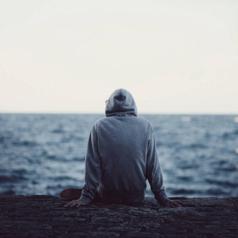 一个人,坐,方图,室外,白天,西班牙,服装,沙子,水平线,休闲装,背面,衣服,休闲,休闲服,连帽衫,摄影,服饰,宁静,帽衫,海景,圣塞瓦斯蒂安,海滩,半身,彩图