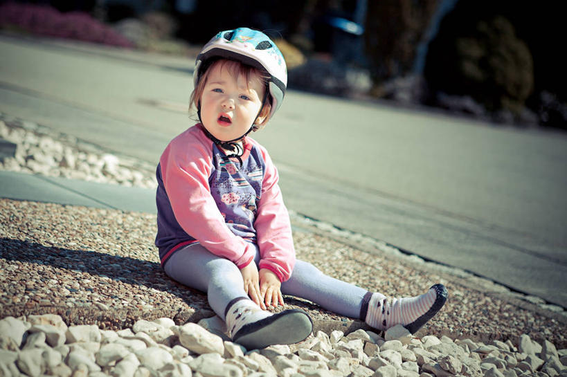 儿童,一个人,坐,横图,室外,白天,纯洁,街道,德国,仅一个女性,仅一个人,庭院,休闲装,小孩,张嘴,仅一个小孩,可爱,童年,童趣,摄影,保护,惊奇,肖像,张大嘴巴,童真,烂漫,无邪,自行车头盔,天真,女孩,女人,女性,孩子,张开嘴,坐着,彩图,女生