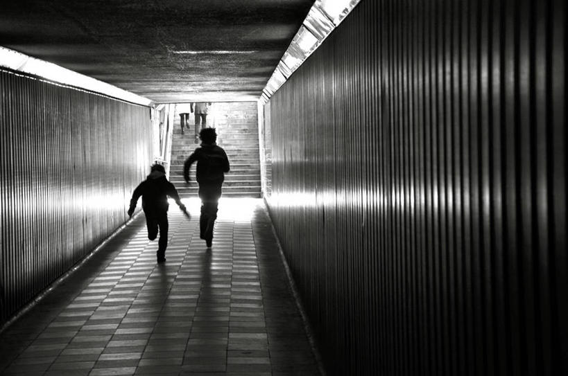 少年,一个人,两个人,跑,横图,黑白,室内,白天,楼梯,英国,仅一个男性,仅一个人,朦胧,模糊,隧道,仅一个年轻男性,摄影,迅速,透视图,剪影,紧迫,男人,男性,年轻男性