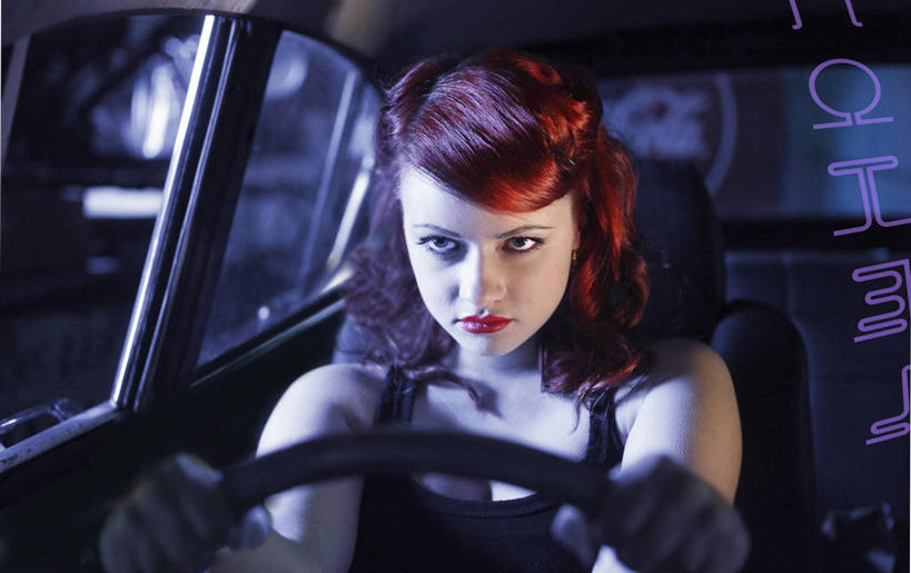 成年人,脸,头,脸颊,一个人,坐,横图,室外,夜晚,神秘,复古,汽车,英国,仅一个年轻女性,仅一个女性,仅一个人,古典,肩膀,唇膏,摄影,专心,肖像,驾车,年轻女性,女人,女性,年轻人,头部,脸部,脸蛋,面部,彩图,波波头