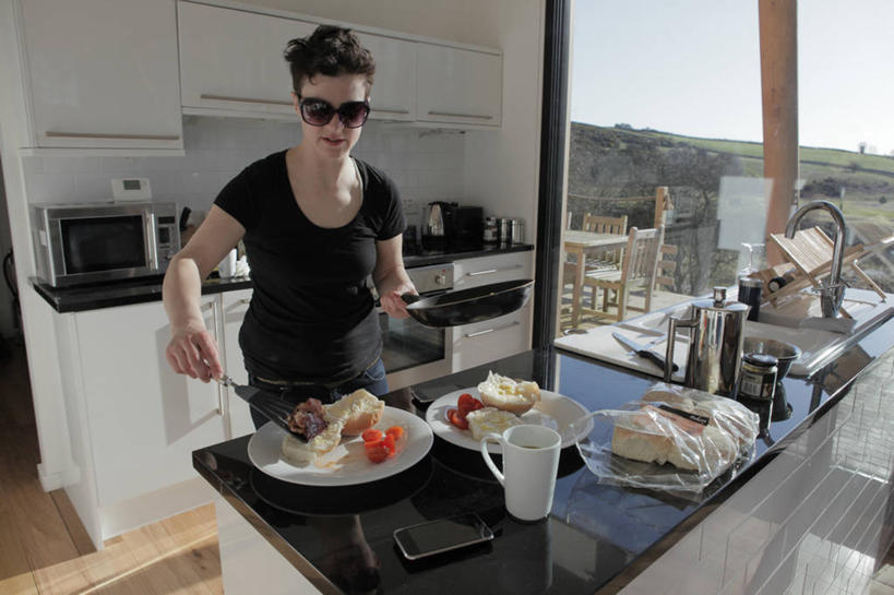 西方人,成年人,中年人,头发,一个人,家庭,站,微笑,横图,室内,白天,正面,早餐,厨房,餐具,欧洲,欧洲人,仅一个女性,仅一个人,准备,食品,T恤,拿着,休闲装,锅,饮食,黑色,太阳镜,仅一个中年女性,温暖,温馨,一家人,摄影,和睦,早晨,膳食,紧迫,熏猪肉,女人,女性,中年女性,白种人,半身,融洽