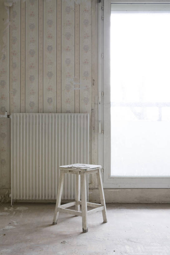 无人,竖图,室内,白天,壁纸,窗户,日光,法国,巴黎,公寓,首都,一个,白色,摄影,单个,吧椅,彩图,散热器,独处
