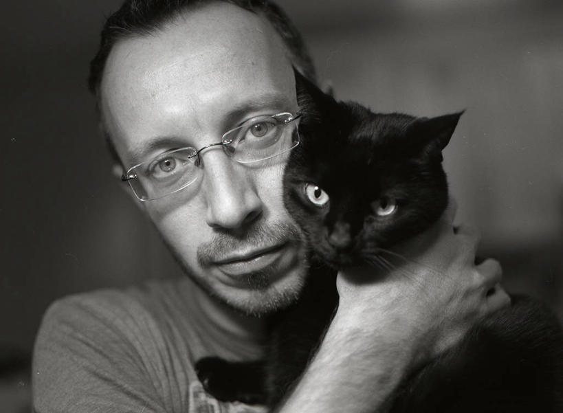 西方人,成年人,中年人,脸,头,脸颊,一个人,横图,黑白,特写,友谊,宠物,猫,欧洲,美国,欧洲人,仅一个男性,仅一个人,仅一个中年男性,灰色背景,眼镜,休闲装,肩膀,黑色,摄影,肖像,男人,男性,中年男性,白种人,头部,脸部,脸蛋,面部,拥抱,影棚拍摄,胡茬