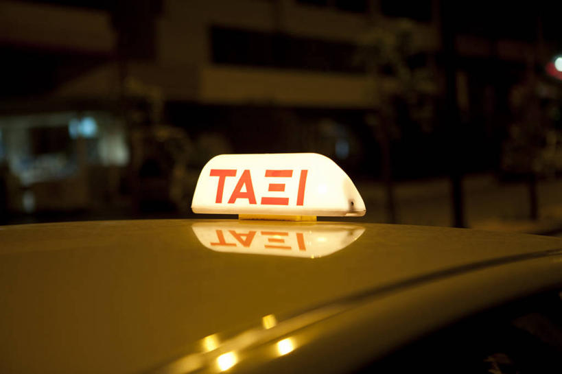 无人,横图,室外,特写,白天,夜晚,夜生活,城市,出租车,希腊,反射,标志,文字,字符,字母,标识,黄色,车顶,运输,摄影,照亮,彩图,旅行,希腊字母
