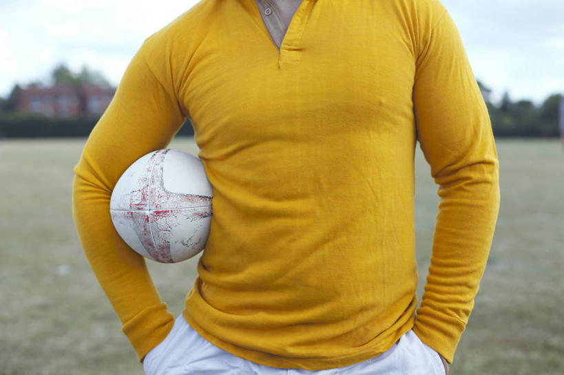 成年人,一个人,站,横图,室外,特写,白天,正面,橄榄球,英国,仅一个男性,黄色,摄影,手插袋,插兜,手插兜,彩图,手抄兜