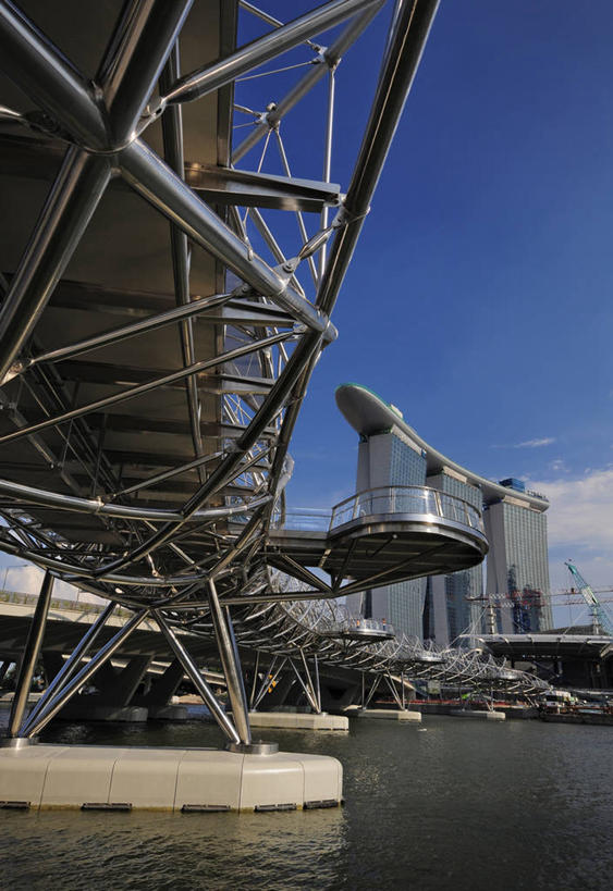 无人,竖图,室外,白天,仰视,建筑业,河流,城市,建筑,新加坡,螺旋,联系,现代,摄影,人行桥,创造力,设计,彩图,低角度拍摄,滨海湾金沙酒店