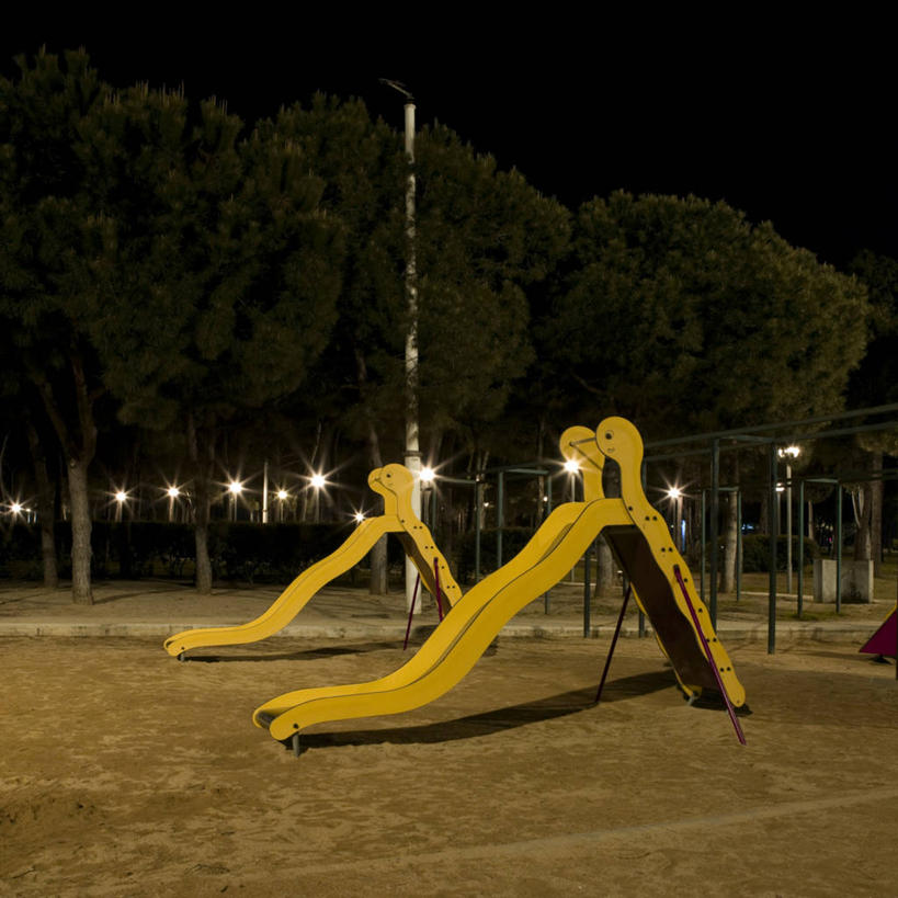 无人,方图,室外,夜晚,草坪,游乐场,西班牙,巴塞罗那,两个,黄色,滑梯,童年,摄影,落叶树,彩图