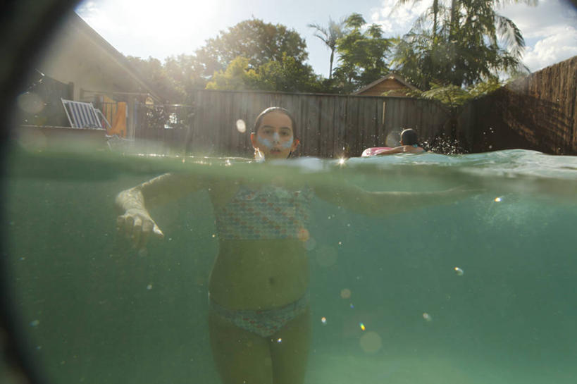 西方人,儿童,头发,一个人,游泳池,横图,室外,白天,正面,比基尼,度假,纯洁,水下,欧洲,澳大利亚,欧洲人,仅一个女性,仅一个人,庭院,篱笆,小孩,夏天,仅一个小孩,可爱,童年,童趣,摄影,潮湿,毛发,肖像,悉尼,童真,烂漫,无邪,湿润,掩蔽,新南威尔士,天真,女孩,女人,女性,白种人,孩子,休闲活动,彩图,女生