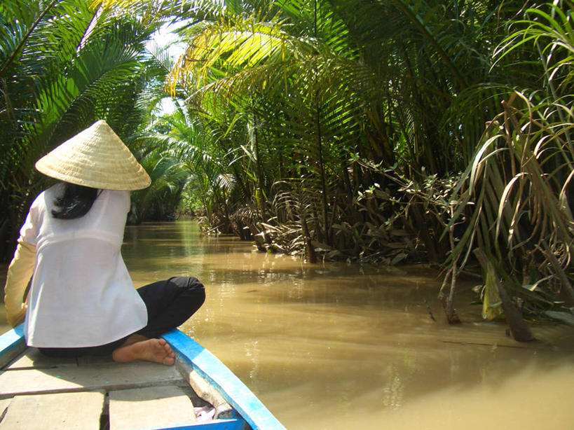 成年人,一个人,横图,室外,白天,河流,船,仅一个女性,首都,二郎腿,背面,运输,摄影,灌木,河内,彩图