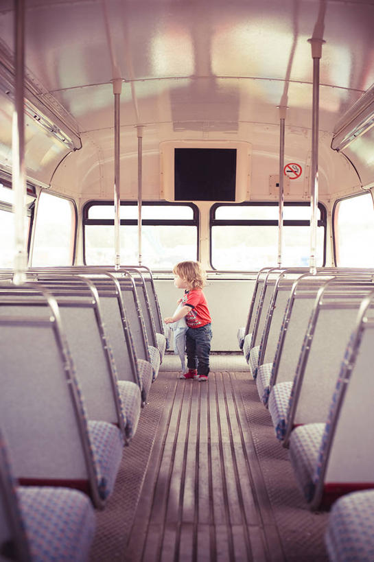 西方人,儿童,一个人,站,竖图,室内,白天,侧面,纯洁,窗户,欧洲,欧洲人,仅一个男性,仅一个人,一排,整齐,巴士,T恤,牛仔裤,休闲装,排列,小孩,仅一个小孩,可爱,童年,童趣,摄影,队列,透视图,车座,童真,烂漫,无邪,投影屏幕,天真,男孩,男人,男性,白种人,孩子,彩图,旅行,男生,好奇心