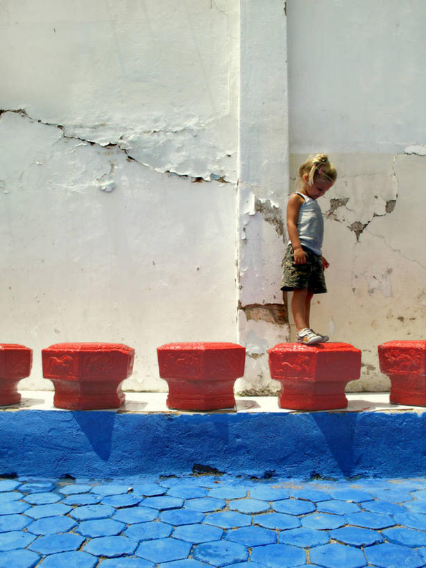 西方人,儿童,头发,一个人,站,交叉,竖图,室外,白天,侧面,裙子,纯洁,街道,日光,印度尼西亚,欧洲,欧洲人,仅一个女性,仅一个人,背心,墙,注视,小孩,红色,蓝色,观察,看,仅一个小孩,思考,金色,可爱,童年,童趣,摄影,块状,观看,察看,马尾辫,关注,童真,烂漫,无邪,系船柱,相交,交集,苏门答腊岛,巴丹,天真,女孩,女人,女性,白种人,孩子,彩图,女生