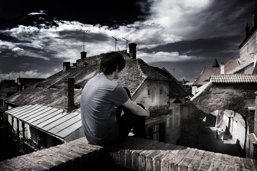 西方人,成年人,一个人,坐,横图,黑白,室外,白天,日光,欧洲,罗马尼亚,欧洲人,仅一个男性,仅一个人,屋顶,云,城镇,拱门,注视,休闲装,砖墙,仅一个年轻男性,观察,看,思考,摄影,抱膝,观看,察看,关注,东欧,首府,特兰西瓦尼亚,锡比乌,锡比乌县,男人,男性,年轻男性,白种人,年轻人,屈膝,短发,独处