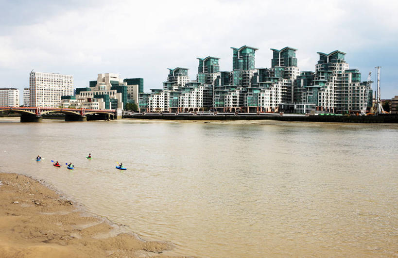 划船,横图,全景,室外,白天,河流,天际线,摩天大楼,船,英国,地平线,桥,辽阔,木船,地面,首都,泰晤士河,交通工具,广阔,摄影,一望无际,舟,载具,延伸,独木舟,反差,市区,天地相交,独木船,无边无际,一马平川,荡舟,海滩,彩图