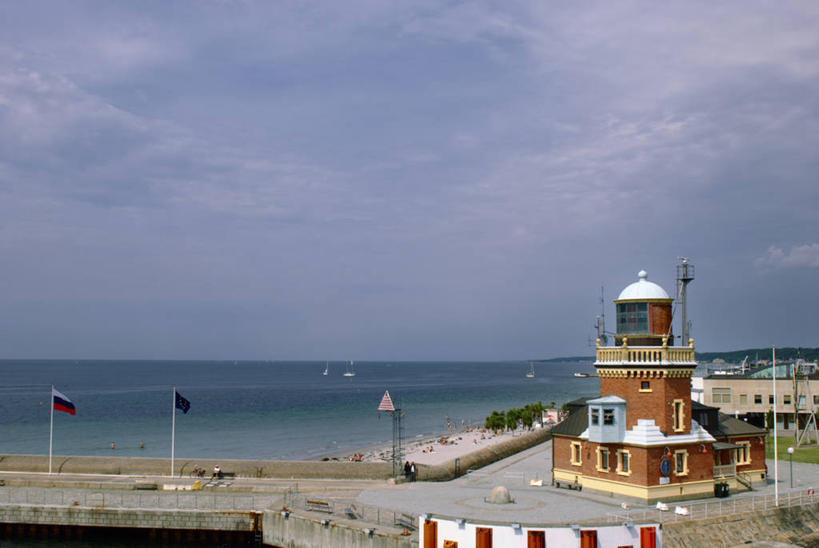 无人,横图,室外,白天,海洋,多云,道路,建筑,路,瑞典,信息,海岸线,水平线,灯塔,交通,方向,摄影,引导,指导,指引,航标,彩图,瑞典国旗,导航