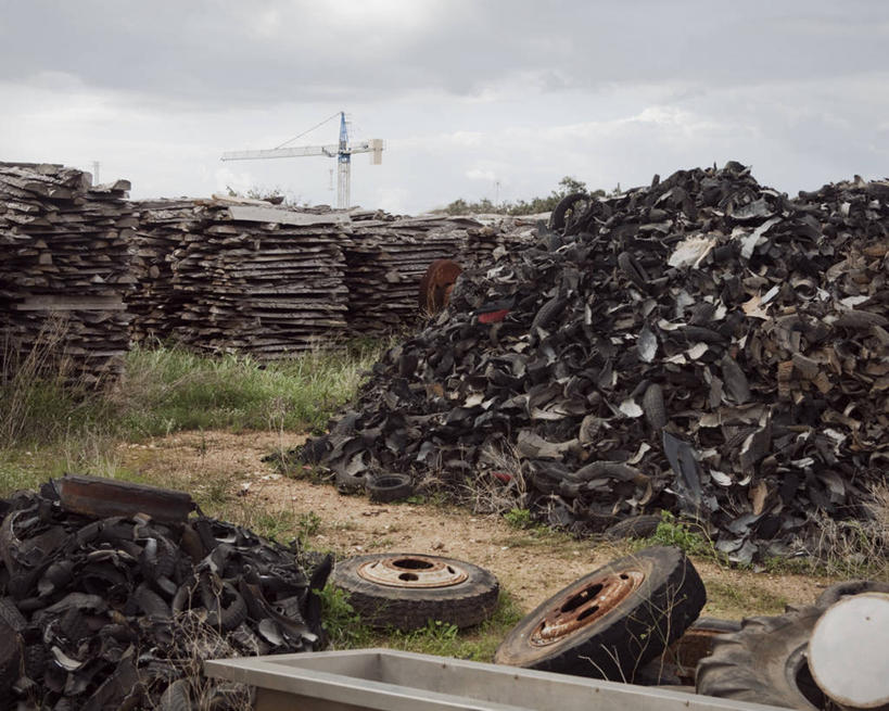 无人,横图,室外,白天,多云,西班牙,欧洲,许多,丰富,小路,垃圾,很多,凌乱,轮胎,摄影,堆,污染,南欧,西班牙王国,空气污染,巴利阿里群岛,巴利阿里,梅诺卡岛,彩图,废旧汽车场,垃圾填埋场