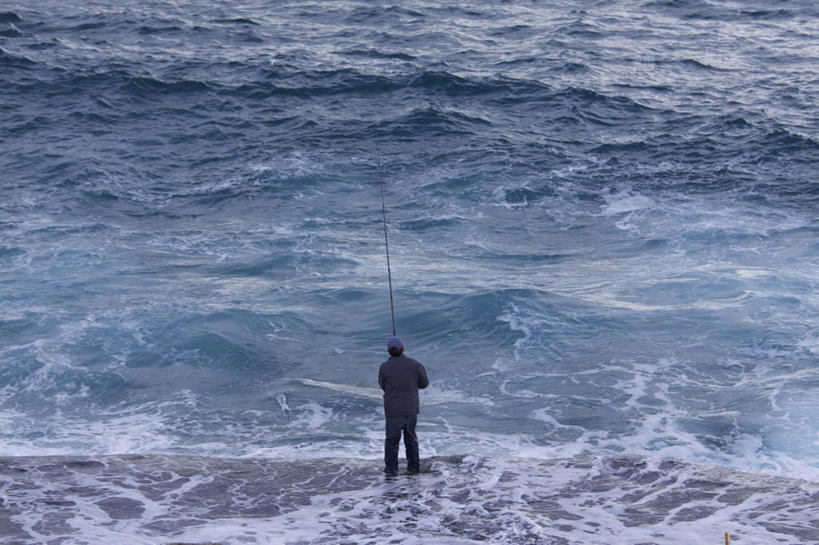 成年人,一个人,站,横图,俯视,室外,白天,海浪,海洋,澳大利亚,仅一个男性,河岸,背面,摄影,钓竿,彩图,高角度拍摄,钓鱼
