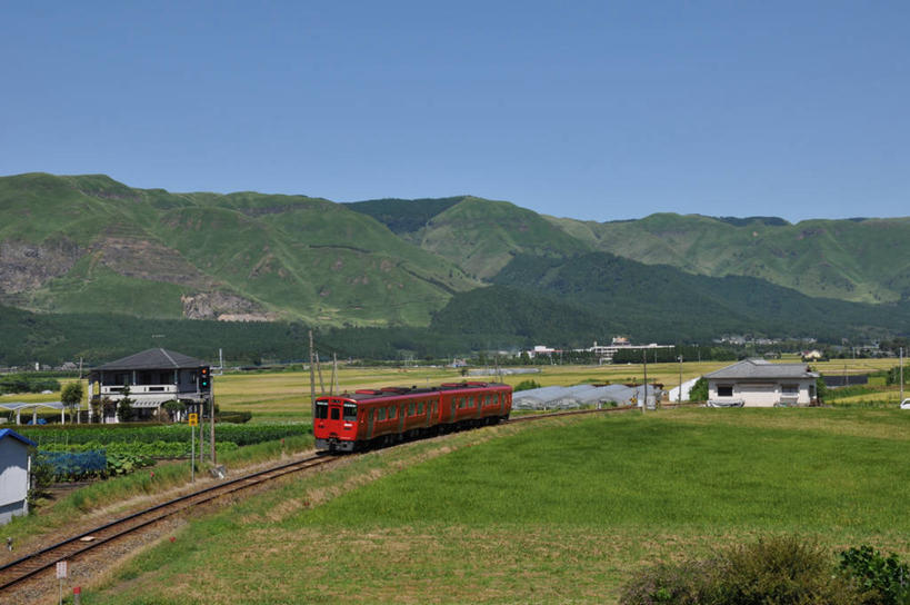 无人,横图,室外,白天,美景,山脉,路,铁路,火车,日本,景观,田地,轨道,交通,铁轨,山谷,自然,景色,运输,摄影,自然风光,万里无云,熊本,彩图,旅行