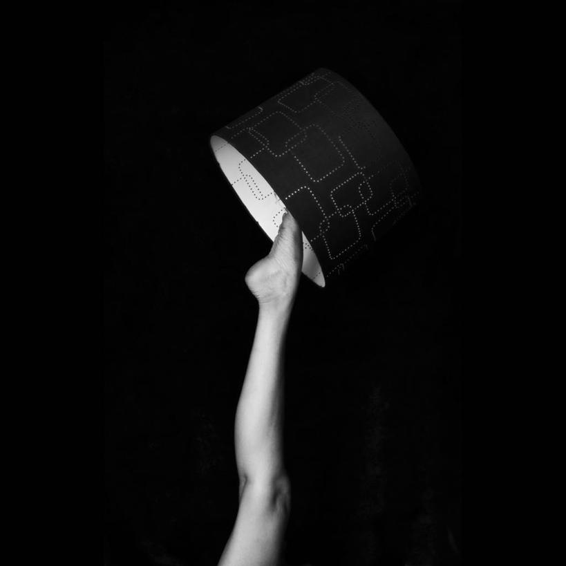 成年人,腿,一个人,方图,黑白,神秘,仅一个女性,吊挂,悬挂,黑色背景,挂,灯,灯罩,赤脚,放松,人体,摄影,创造力,颠倒,足,想法,影棚拍摄