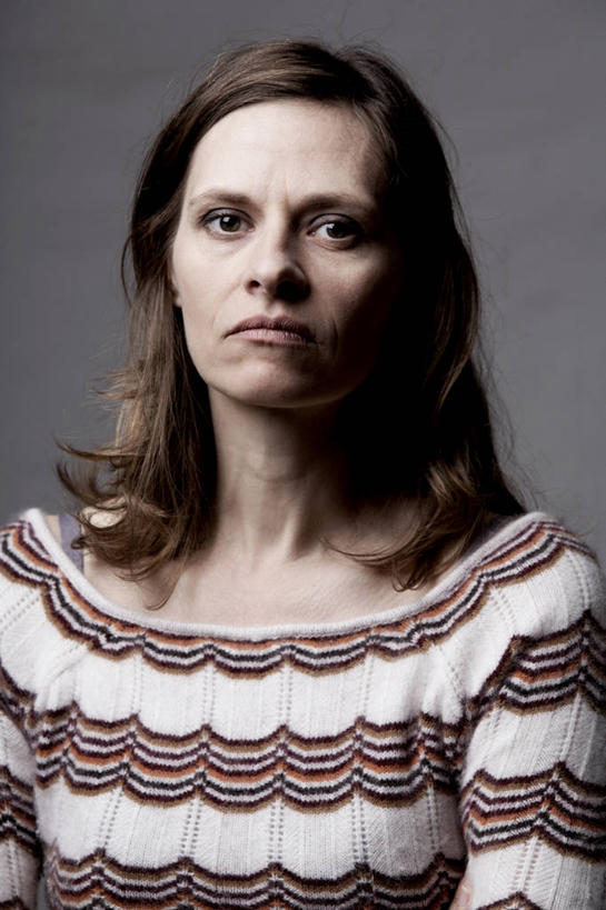 成年人,中年人,脸,头,脸颊,一个人,竖图,特写,正面,仅一个女性,仅一个人,阴影,灰色背景,生气,休闲装,肩膀,仅一个中年女性,摄影,悲伤,伤心,难过,肖像,悲哀,哀痛,悲戚,悲痛,女人,女性,中年女性,头部,长发,脸部,脸蛋,面部,彩图