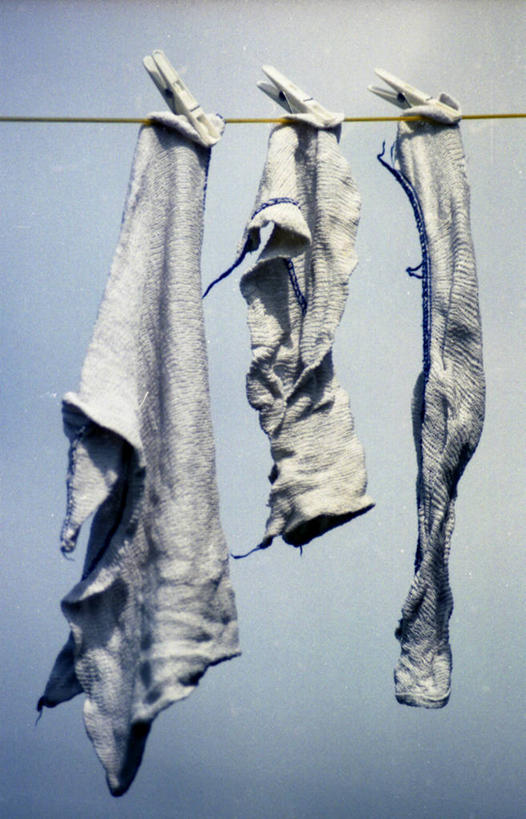 无人,竖图,正面,一排,吊挂,悬挂,蓝色背景,整齐,挂,排列,晾衣服,摄影,肮脏,队列,洗碗布,衣夹,邋遢,龌龊,污秽,烘干,影棚拍摄