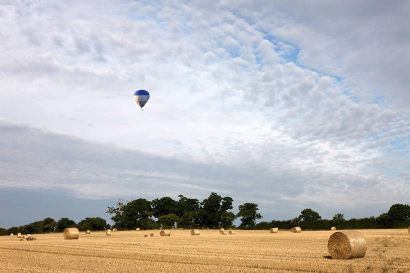 无人,农场,横图,室外,白天,旅游,农业,牧场,美景,英国,地形,景观,干草,飞,自然,热气球,草垛,景色,运输,摄影,自然风光,赫特福德郡,干草垛,冒险,彩图,旅行