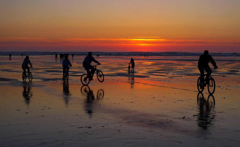 站,横图,室外,日落,自行车,英国,沙子,河岸,水平线,许多人,车,脚踏车,骑,交通工具,一群人,骑车,摄影,载具,剪影,康沃尔,海滩,休闲活动,彩图
